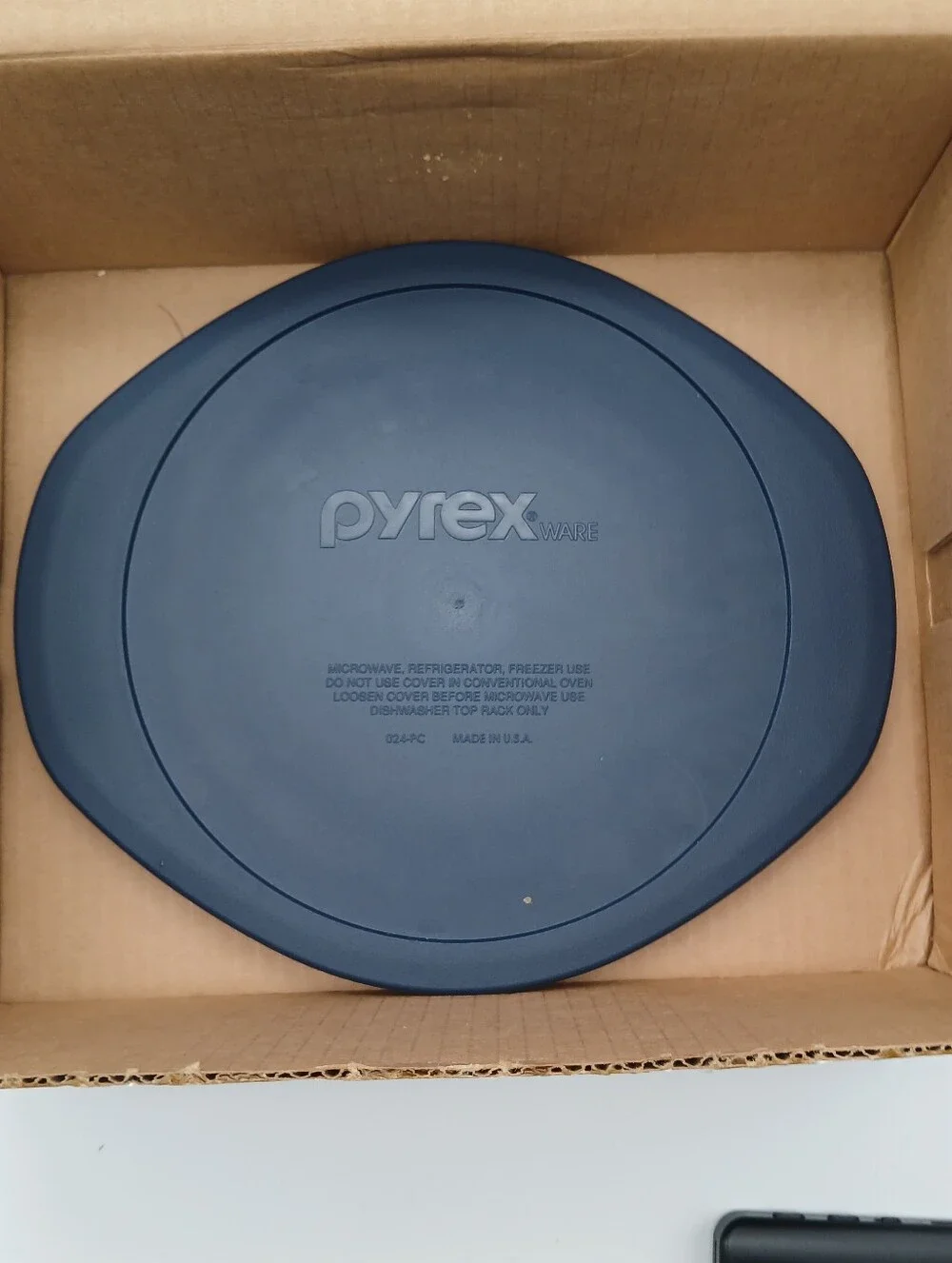 1991 Sculptured Pyrex 2-quart Casserole Dish